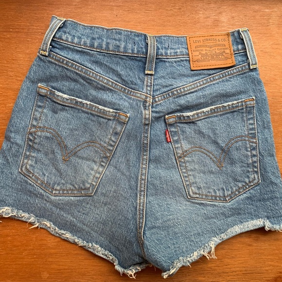 Levi’s Ribcage Shorts Size 25 - Picture 3 of 9
